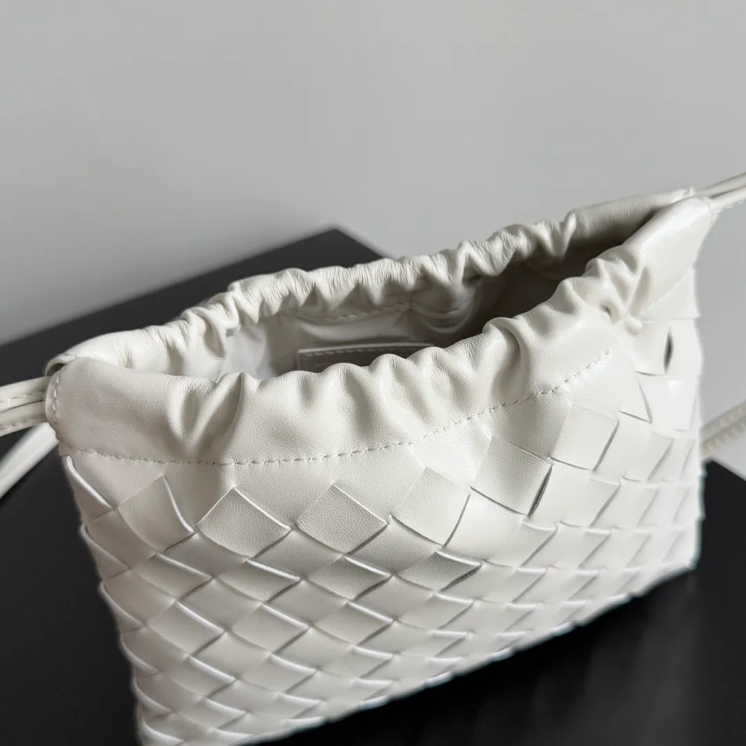 Batch 1400 BOTTEGA VENETA DUSTBAG mini size is officially launched📣📣. It still continues the classic weaving process. The lazy and casual feeling presented by the drawstring pockets is not too suitable for summer. The small back body is light and convenient. It is enough to carry lipstick and tissues when going out every day. It is not easy to make mistakes with any clothes. The shoulder strap has a buckle and pull-out design, which can be adjusted to unlock multiple carrying methods. Style number: 816987 Size: 21*16.6*1cm
